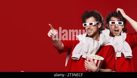 homme dans 3d verres tenant un grand seau de popcorns Banque D'Images