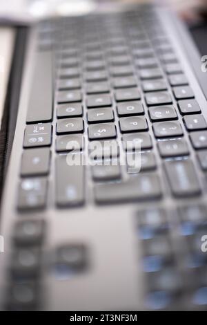 Gros plan d'un clavier de bureau gris mince conçu pour la productivité moderne de l'espace de travail Banque D'Images