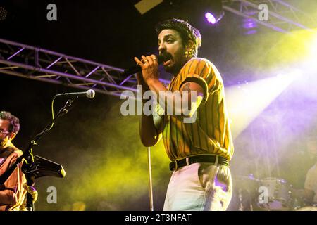 MILAN, ITALIE - 17 OCTOBRE : Sameer Gadhia de Young the Giant joue au Circolo Magnolia Segrate Milan le 17 octobre 2023 à Milan, Italie. (Photo de Roberto Finizio/NurPhoto) Banque D'Images