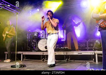 MILAN, ITALIE - 17 OCTOBRE : Sameer Gadhia de Young the Giant joue au Circolo Magnolia Segrate Milan le 17 octobre 2023 à Milan, Italie. (Photo de Roberto Finizio/NurPhoto) Banque D'Images