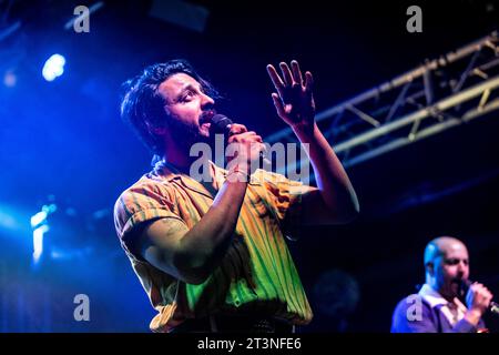 MILAN, ITALIE - 17 OCTOBRE : Sameer Gadhia de Young the Giant joue au Circolo Magnolia Segrate Milan le 17 octobre 2023 à Milan, Italie. (Photo de Roberto Finizio/NurPhoto) Banque D'Images