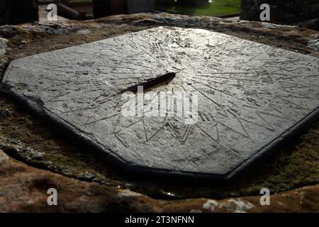 Vieux cadran solaire à l'église St Patrick, Jurby, île de Man Banque D'Images