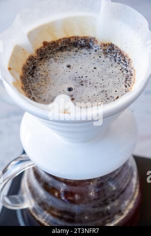 préparer du café avec la méthode v60 Banque D'Images