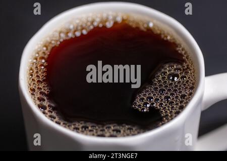 verser du café dans un verre en mode macro Banque D'Images