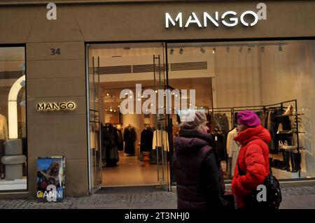 Copenhague, Danemark /26 octobre. 2023/.Mango Shopper avec sac à provisions et stoe sur stroeget dans la capitale danoise. (Photo.Francis Joseph Dean/Dean Pictures) Banque D'Images