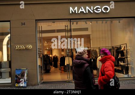 Copenhague, Danemark /26 octobre. 2023/.Mango Shopper avec sac à provisions et stoe sur stroeget dans la capitale danoise. (Photo.Francis Joseph Dean/Dean Pictures) Banque D'Images