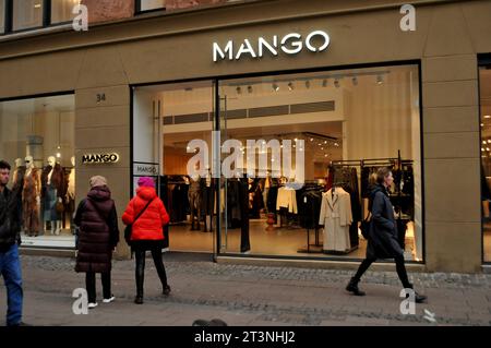 Copenhague, Danemark /26 octobre. 2023/.Mango Shopper avec sac à provisions et stoe sur stroeget dans la capitale danoise. (Photo.Francis Joseph Dean/Dean Pictures) Banque D'Images