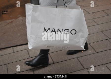 Copenhague, Danemark /26 octobre. 2023/.Mango Shopper avec sac à provisions et stoe sur stroeget dans la capitale danoise. (Photo.Francis Joseph Dean/Dean Pictures) Banque D'Images