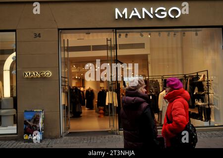 Copenhague, Danemark /26 octobre. 2023/.Mango Shopper avec sac à provisions et stoe sur stroeget dans la capitale danoise. (Photo.Francis Joseph Dean/Dean Pictures) Banque D'Images