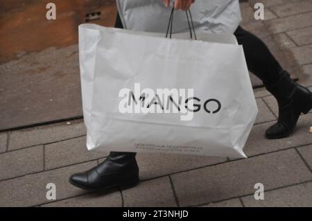 Copenhague, Danemark /26 octobre. 2023/.Mango Shopper avec sac à provisions et stoe sur stroeget dans la capitale danoise. (Photo.Francis Joseph Dean/Dean Pictures) Banque D'Images