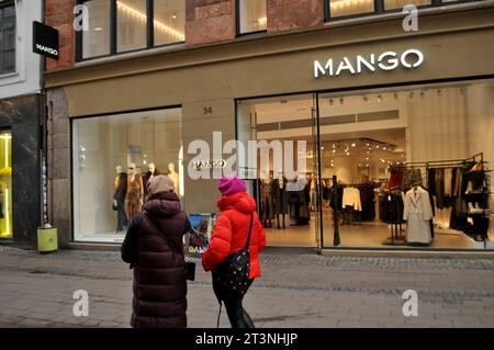 Copenhague, Danemark /26 octobre. 2023/.Mango Shopper avec sac à provisions et stoe sur stroeget dans la capitale danoise. (Photo.Francis Joseph Dean/Dean Pictures) Banque D'Images