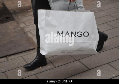 Copenhague, Danemark /26 octobre. 2023/.Mango Shopper avec sac à provisions et stoe sur stroeget dans la capitale danoise. (Photo.Francis Joseph Dean/Dean Pictures) Banque D'Images