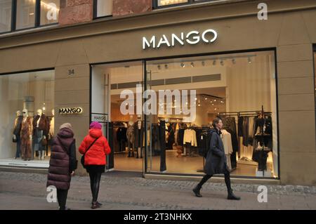 Copenhague, Danemark /26 octobre. 2023/.Mango Shopper avec sac à provisions et stoe sur stroeget dans la capitale danoise. (Photo.Francis Joseph Dean/Dean Pictures) Banque D'Images