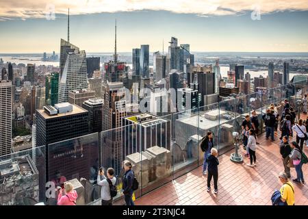 MANHATTAN, NEW YORK, ÉTATS-UNIS, - 15 SEPTEMBRE 2023. Les touristes et les touristes apprécient la vue depuis la terrasse d'observation Top of the Rock au-dessus de Midtown Manh Banque D'Images