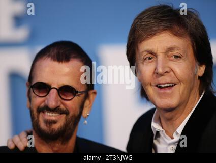 Photo de dossier datée du 15/09/16 de Sir Paul McCartney (à droite) et Sir Ringo Starr à l'Odeon Leicester Square à Londres. McCartney et Starr ont parlé de leurs sentiments « émotionnels » avant la sortie de ce qu'ils appellent la dernière chanson des Beatles. Now and Then, écrit et chanté par John Lennon et développé plus tard par les autres membres du groupe dont George Harrison, a été terminé par Sir Paul et Sir Ringo des décennies après l'enregistrement original. Date de publication : jeudi 26 octobre 2023. Banque D'Images