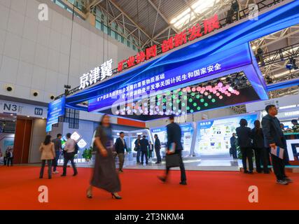 Tianjin. 26 octobre 2023. Les gens visitent la 25e conférence et exposition minière de Chine au centre de congrès de Tianjin Meijiang dans la municipalité de Tianjin, dans le nord de la Chine, le 26 octobre 2023. La 25e Conférence et exposition minière de la Chine a ouvert ses portes jeudi, attirant plus de 260 exposants et environ 5 000 visiteurs de près de 30 pays et régions. L'événement de trois jours, sur le thème «l'innovation favorise le développement de haute qualité de l'exploitation minière», vise à promouvoir la compréhension mutuelle et la coopération dans l'industrie minière mondiale. Crédit : Sun Fanyue/Xinhua/Alamy Live News Banque D'Images