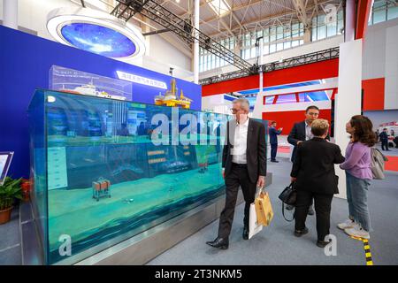 (231026) -- TIANJIN, 26 octobre 2023 (Xinhua) -- Un visiteur passe devant des modèles d'équipement minier dans la zone maritime lors de la 25e Conférence et exposition minière de Chine au Centre de congrès Meijiang de Tianjin dans la municipalité de Tianjin, dans le nord de la Chine, le 26 octobre 2023. La 25e Conférence et exposition minière de Chine a ouvert ses portes jeudi, attirant plus de 260 exposants et environ 5 000 visiteurs de près de 30 pays et régions. L'événement de trois jours, sur le thème «l'innovation promeut le développement de haute qualité de l'exploitation minière», vise à promouvoir la compréhension mutuelle et la coopération dans l'industrie minière mondiale ind Banque D'Images