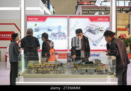 (231026) -- TIANJIN, 26 octobre 2023 (Xinhua) -- les visiteurs regardent des modèles d'équipement minier lors de la 25e conférence et exposition minière de Chine au centre de congrès de Tianjin Meijiang dans la municipalité de Tianjin, dans le nord de la Chine, le 26 octobre 2023. La 25e Conférence et exposition minière de la Chine a ouvert ses portes jeudi, attirant plus de 260 exposants et environ 5 000 visiteurs de près de 30 pays et régions. L'événement de trois jours, sur le thème «l'innovation favorise le développement de haute qualité de l'exploitation minière», vise à promouvoir la compréhension mutuelle et la coopération dans l'industrie minière mondiale. (Xinhua/S Banque D'Images