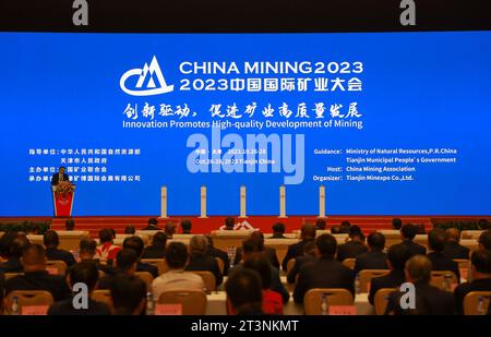 (231026) -- TIANJIN, 26 octobre 2023 (Xinhua) -- cette photo prise le 26 octobre 2023 montre la cérémonie d'ouverture de la 25e conférence et exposition minière chinoise au centre de congrès Meijiang de Tianjin, dans la municipalité de Tianjin, dans le nord de la Chine. La 25e Conférence et exposition minière de la Chine a ouvert ses portes jeudi, attirant plus de 260 exposants et environ 5 000 visiteurs de près de 30 pays et régions. L'événement de trois jours, sur le thème «l'innovation favorise le développement de haute qualité de l'exploitation minière», vise à promouvoir la compréhension mutuelle et la coopération dans l'industrie minière mondiale. (Xinhua/Sun Banque D'Images