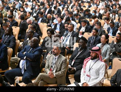 Tianjin. 26 octobre 2023. Les invités assistent à la cérémonie d'ouverture de la 25e conférence et exposition minière de Chine au centre de congrès de Tianjin Meijiang dans la municipalité de Tianjin, dans le nord de la Chine, le 26 octobre 2023. La 25e Conférence et exposition minière de la Chine a ouvert ses portes jeudi, attirant plus de 260 exposants et environ 5 000 visiteurs de près de 30 pays et régions. L'événement de trois jours, sur le thème «l'innovation favorise le développement de haute qualité de l'exploitation minière», vise à promouvoir la compréhension mutuelle et la coopération dans l'industrie minière mondiale. Crédit : Sun Fanyue/Xinhua/Alamy Live News Banque D'Images