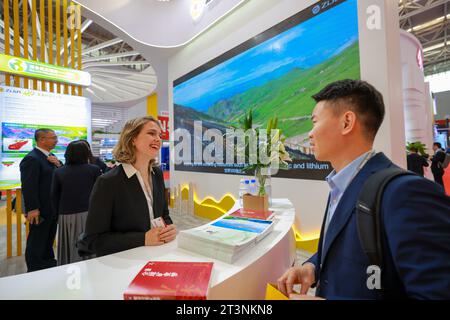 (231026) -- TIANJIN, 26 octobre 2023 (Xinhua) -- un membre du personnel d'un exposant discute avec un visiteur lors de la 25e Conférence et exposition minière de Chine au Centre de congrès Meijiang de Tianjin dans la municipalité de Tianjin, dans le nord de la Chine, le 26 octobre 2023. La 25e Conférence et exposition minière de la Chine a ouvert ses portes jeudi, attirant plus de 260 exposants et environ 5 000 visiteurs de près de 30 pays et régions. L'événement de trois jours, sur le thème «l'innovation favorise le développement de haute qualité de l'exploitation minière», vise à promouvoir la compréhension mutuelle et la coopération dans l'industrie minière mondiale. ( Banque D'Images