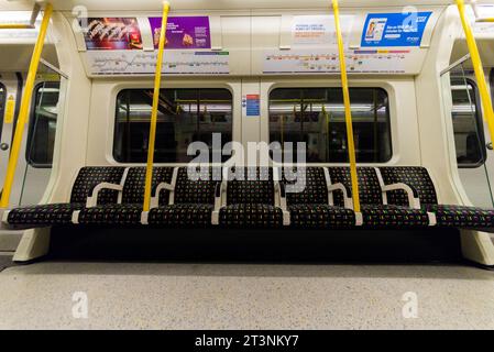 Places assises dans un wagon du métro londonien circulant sur la Circle Line, District Line. Sièges pour trains de tubes. Sièges vides. Train de métro. Londres, Royaume-Uni Banque D'Images