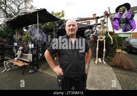 L'électricien Ken Carraher poursuit les préparatifs de sa Maison des horreurs d'Halloween à Killiney, Dublin. Ken décore son jardin avec des fantômes et des monstres pour collecter des fonds pour l'organisme de bienfaisance national Debra, qui soutient les personnes vivant avec une maladie incurable épidermolyse bulleuse (EB). Date de la photo : jeudi 26 octobre 2023. Banque D'Images