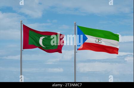 Drapeaux de la Guinée équatoriale et des Maldives agitant ensemble sur un ciel nuageux bleu, concept de relation entre deux pays Banque D'Images