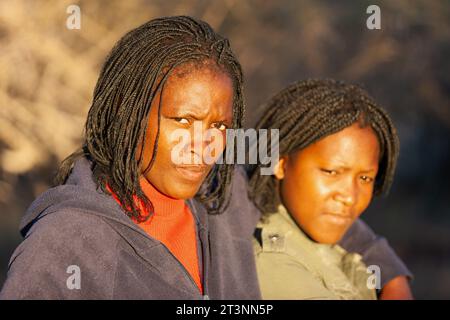 deux jeunes femmes africaines aux tresses, portrait en plein air dans le village Banque D'Images