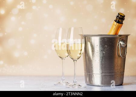 Deux verres à champagne et bouteille dans un seau à glace. Modèle de carte de voeux de Noël avec espace de copie Banque D'Images