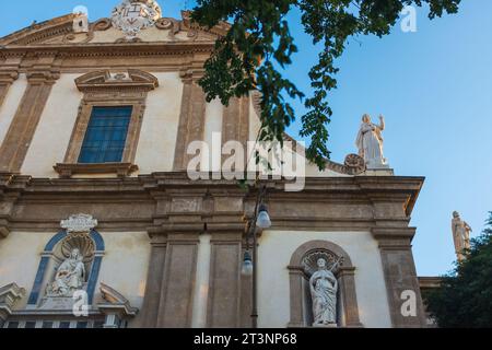 Palerme, Sicile, 2016. La façade de l'église baroque sicilienne du Gesù avec des statues de la vierge à l'enfant et Saint Francesco Saverio Banque D'Images