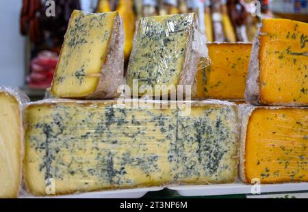 Différents fromages asturiens à base de vache, de chèvre et de mouton melk exposés dans la fromagerie fermiers, Asturies, Espagne du Nord, en gros plan Banque D'Images