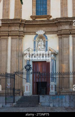 Palerme, Sicile, 2016. La porte de l'église baroque sicilienne du Gesù surmontée d'une statue de la vierge à l'enfant (verticale) Banque D'Images