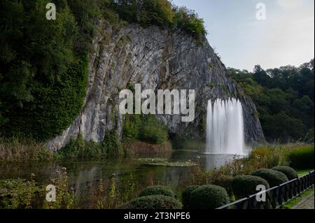 Grande fontain par la roche, marcher dans la plus petite ville médiévale dans le monde Durbuy sur la rivière Ourthe, Ardennen, Belgique en journée ensoleillée Banque D'Images