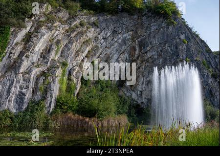 Grande fontain par la roche, marcher dans la plus petite ville médiévale dans le monde Durbuy sur la rivière Ourthe, Ardennen, Belgique en journée ensoleillée Banque D'Images