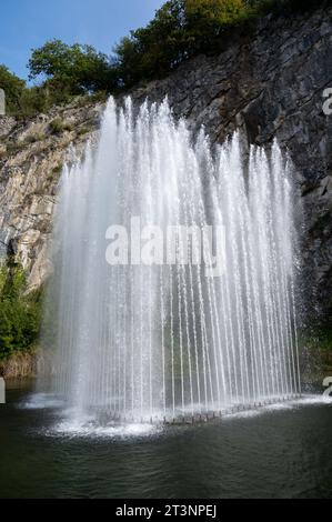 Grande fontain par la roche, marcher dans la plus petite ville médiévale dans le monde Durbuy sur la rivière Ourthe, Ardennen, Belgique en journée ensoleillée Banque D'Images