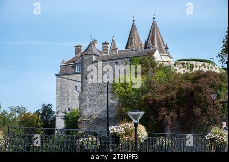 Marcher dans la plus petite ville médiévale dans le monde Durbuy sur la rivière Ourthe, Ardennen, Belgique en journée ensoleillée Banque D'Images