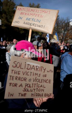 Solidarité israélienne DEU, Allemagne, Berlin, 22.10.2023 Demonstranten mit Plakat Antisemitismus bekaempfen in Berlin und Anderswo anlaesslich der Kundgebung und Demonstration von einem breiten Buendnis unter dem devise Gegen Terror Hass und Antisemitismus und Solidaritaet fuer Israel vor dem Brandenburger Tor in Berlin Deutschland . Der Konflikt zwischen der Hamas und Israel verschaerft sich nach den toedlichen Terror von Hamas aus Gaza nach Israel am 7. Oktober. FR : manifestants avec pancarte luttant contre l'antisémitisme à Berlin et ailleurs à l'occasion du rassemblement et Banque D'Images