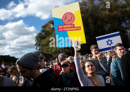 Israël solidarité manifestation DEU, Deutschland, Allemagne, Berlin, 22.10.2023 Demonstranten mit Plakat pas d'argent aux terroristes von Junge Liberale FDP anlaesslich der Kundgebung und Demonstration von einem breiten Buendnis unter dem Motto Gegen Terror Hass und Antisemitismus und Solidaritaet fuer Israel vor dem Brandenburger Tor in Berlin Deutschland . Der Konflikt zwischen der Hamas und Israel verschaerft sich nach den toedlichen Terror von Hamas aus Gaza nach Israel am 7. Oktober. FR : manifestants avec pancarte pas d'argent aux terroristes par Junge Liberale FDP à l'occasion du rassemblement et démon Banque D'Images