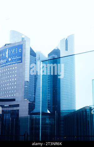 Paris, France - 3 décembre 2014 : vue à travers des vitres au siège de Société générale juxtaposée au développement commercial animé de Pacific la Defense à Paris. Banque D'Images