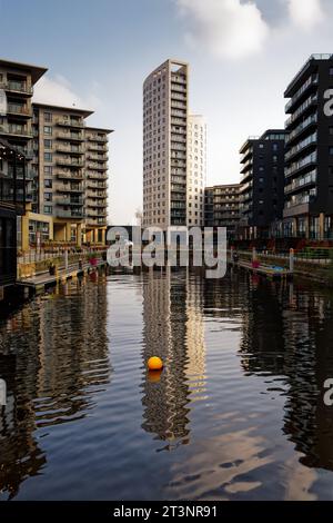 De grands bâtiments donnent sur les eaux de Leeds Dock sur la rivière aire dans le centre-ville de Leeds, Yorkshire. Banque D'Images