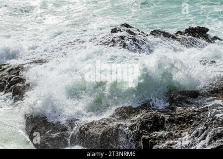 De grandes vagues écrasent le littoral près de Porto Covo, au Portugal Banque D'Images