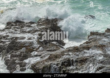 De grandes vagues écrasent le littoral près de Porto Covo, au Portugal Banque D'Images