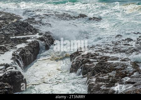 De grandes vagues écrasent le littoral près de Porto Covo, au Portugal Banque D'Images