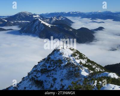 Herzogstand, Deutschland 16. Novembre 2022 : hier am Herzogstand im Winter, Schnee, wandern, Bergsteigen, Tourismus, Ausflugsmagnet, Hotspot, Voralpen, Blick auf ein Wolkenmeer, in Richtung Jochberg, davor der Hauptgipfel mit Gipfelkreuz *** Herzogstand, Allemagne 16 novembre 2022 ici à Herzogstand en hiver, neige, randonnée, alpinisme, tourisme, aimant d'excursion, hotspot, contreforts des Alpes, vue sur une mer de nuages, dans la direction de Jochberg, en face de lui le sommet principal avec la croix de sommet crédit : Imago/Alamy Live News Banque D'Images