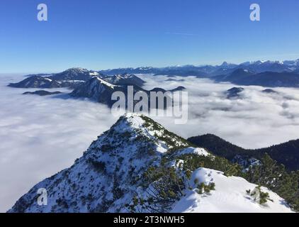 Herzogstand, Deutschland 16. Novembre 2022 : hier am Herzogstand im Winter, Schnee, wandern, Bergsteigen, Tourismus, Ausflugsmagnet, Hotspot, Voralpen, Blick auf ein Wolkenmeer, in Richtung Jochberg, davor der Hauptgipfel mit Gipfelkreuz *** Herzogstand, Allemagne 16 novembre 2022 ici à Herzogstand en hiver, neige, randonnée, alpinisme, tourisme, aimant d'excursion, hotspot, contreforts des Alpes, vue sur une mer de nuages, dans la direction de Jochberg, en face de lui le sommet principal avec la croix de sommet crédit : Imago/Alamy Live News Banque D'Images