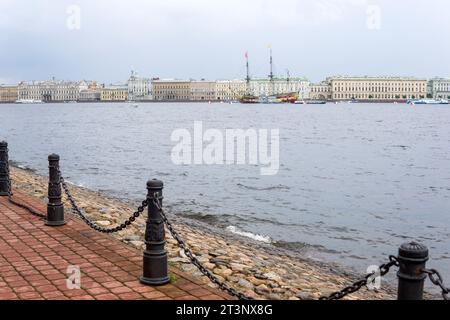 Saint-Pétersbourg, Russie - 02 août 2023 : vue du quai du Palais depuis la forteresse Pierre et Paul Banque D'Images