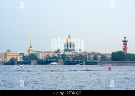 Saint-Pétersbourg, Russie - 02 août 2023 : vue sur le pont du Palais, St. Cathédrale d'Isaac, flèche du bâtiment de l'Amirauté et colonne rostrale Banque D'Images