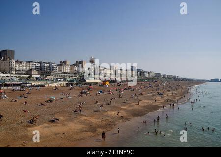 Brighton, Royaume-Uni. 9 septembre 2023. Plage animée à Brighton. Banque D'Images