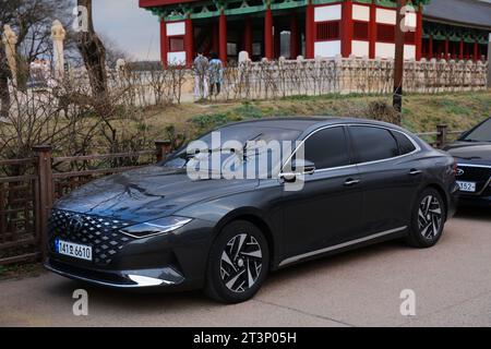 GYEONGJU, CORÉE DU SUD - 26 MARS 2023 : Hyundai grandeur Executive berline en Corée du Sud. Banque D'Images